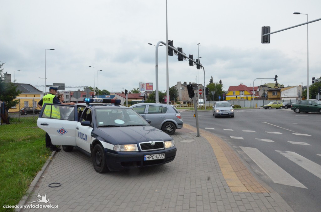 Opel uderzył w sygnalizator na ul. Okrzei