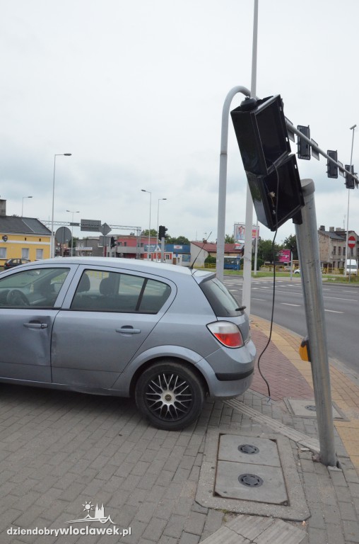 Opel uderzył w sygnalizator na ul. Okrzei