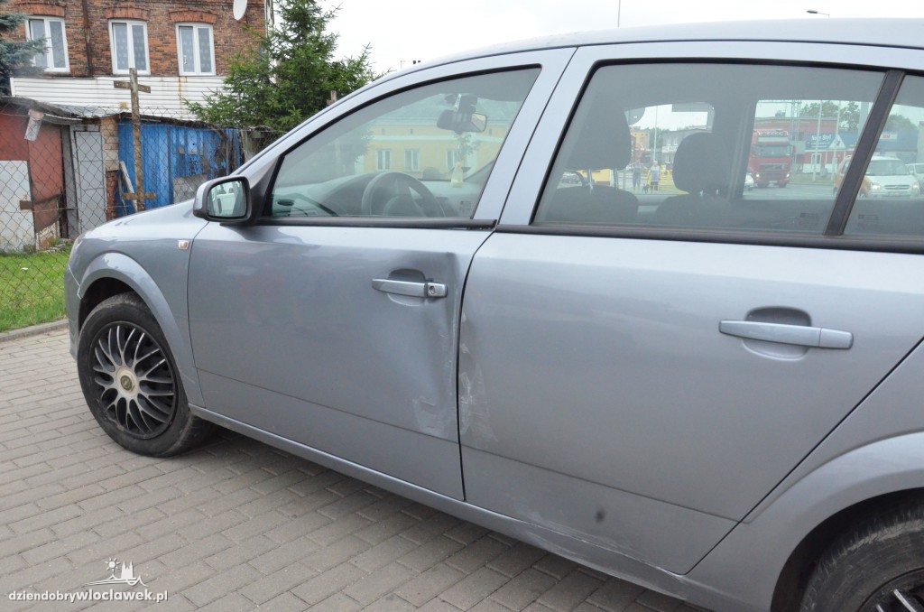 Opel uderzył w sygnalizator na ul. Okrzei
