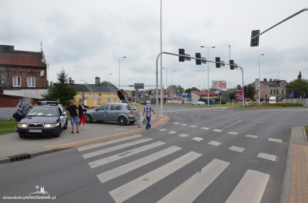 Opel uderzył w sygnalizator na ul. Okrzei