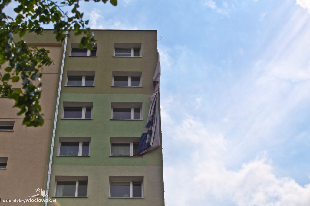 Z elewacji oderwała się część reklamy