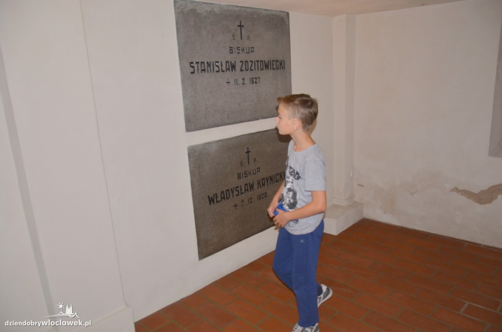 Tłumy na spacerku do katedry