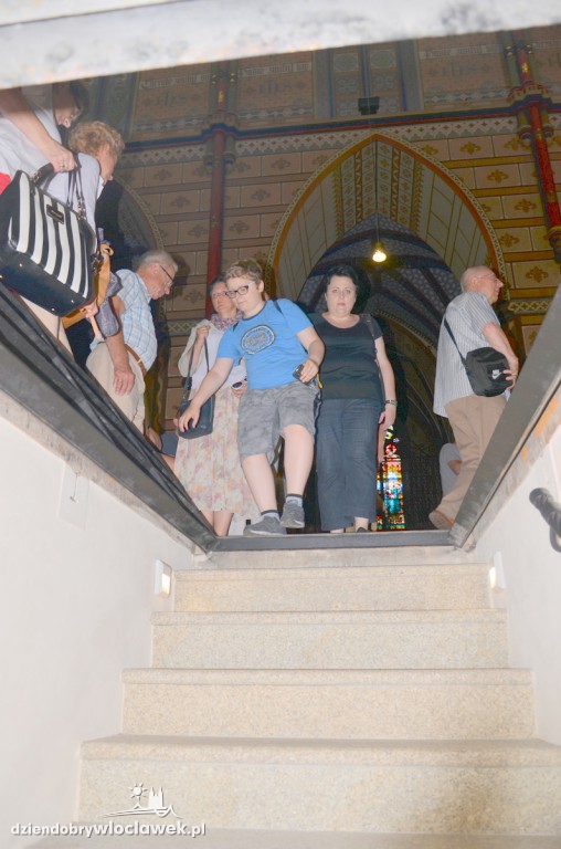Tłumy na spacerku do katedry
