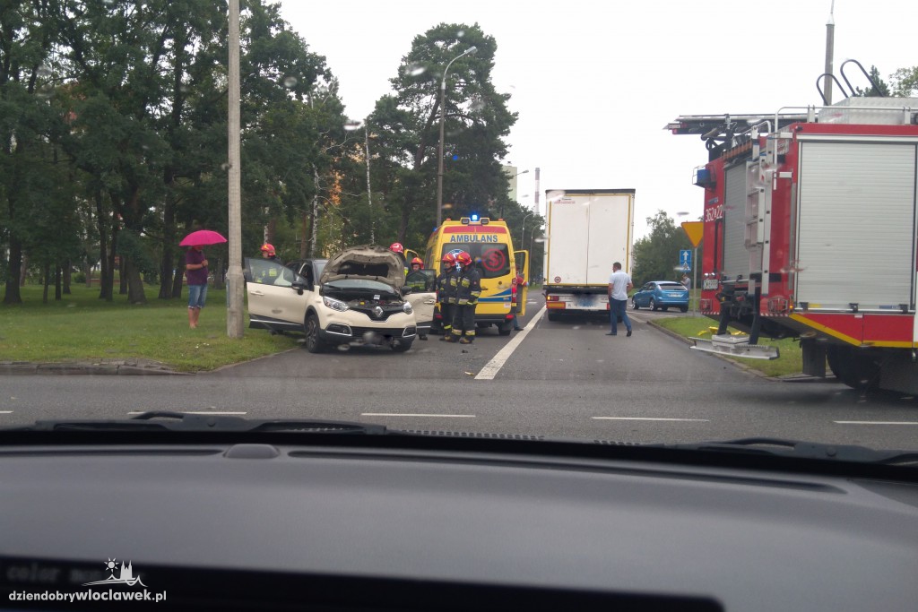 Kolizja tira z osobówką na al. Kazimierza Wlk.