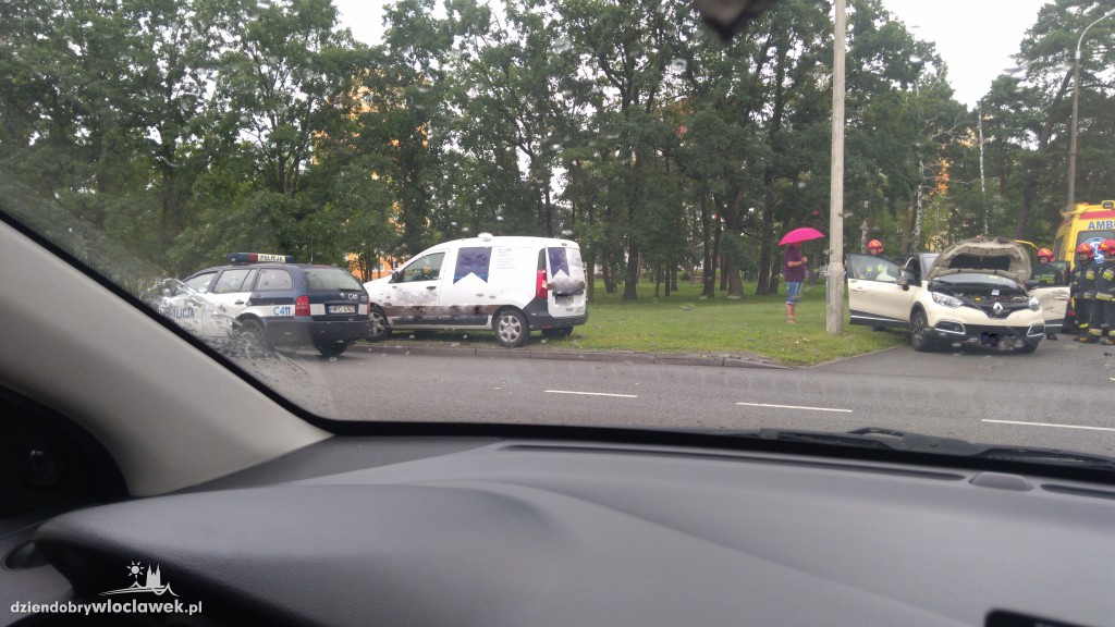 Kolizja tira z osobówką na al. Kazimierza Wlk.
