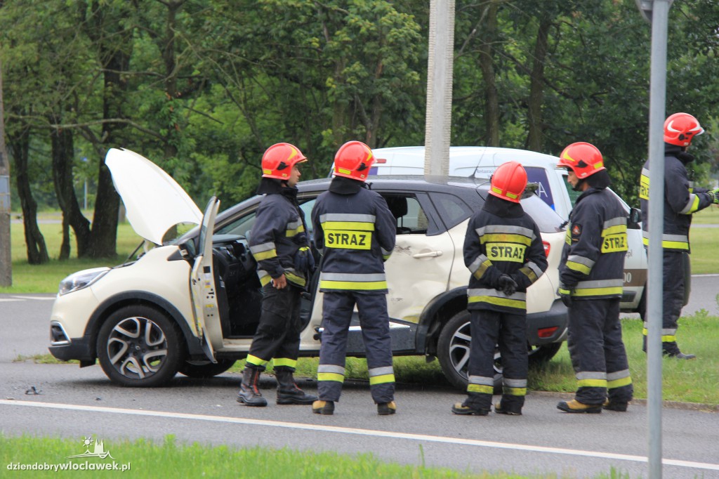 Kolizja tira z osobówką na al. Kazimierza Wlk.