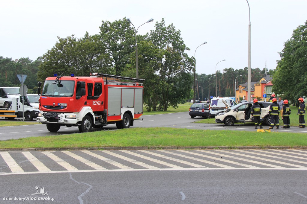 Kolizja tira z osobówką na al. Kazimierza Wlk.