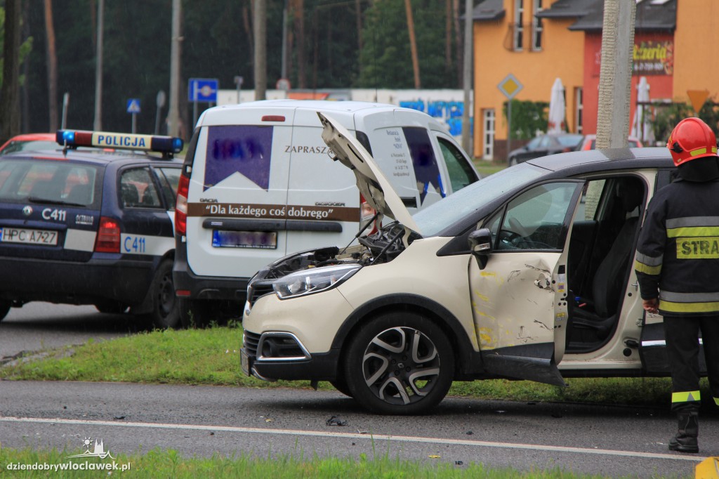 Kolizja tira z osobówką na al. Kazimierza Wlk.