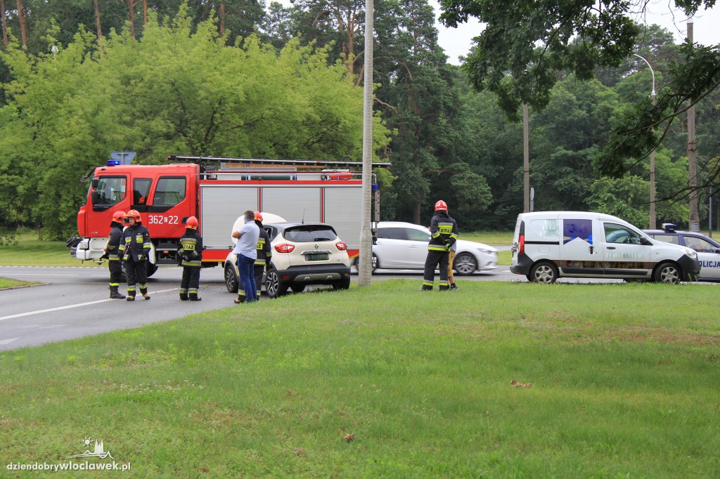 Kolizja tira z osobówką na al. Kazimierza Wlk.