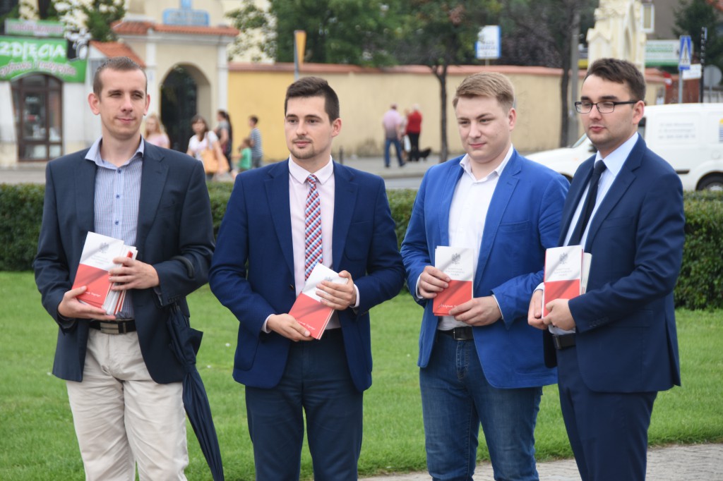 Członkowie SLD rozdawali Konstytucję RP