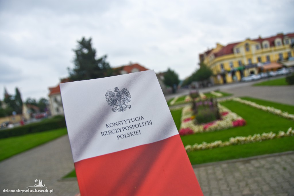 Członkowie SLD rozdawali Konstytucję RP