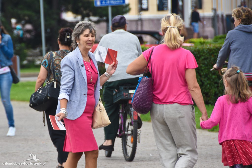 Członkowie SLD rozdawali Konstytucję RP