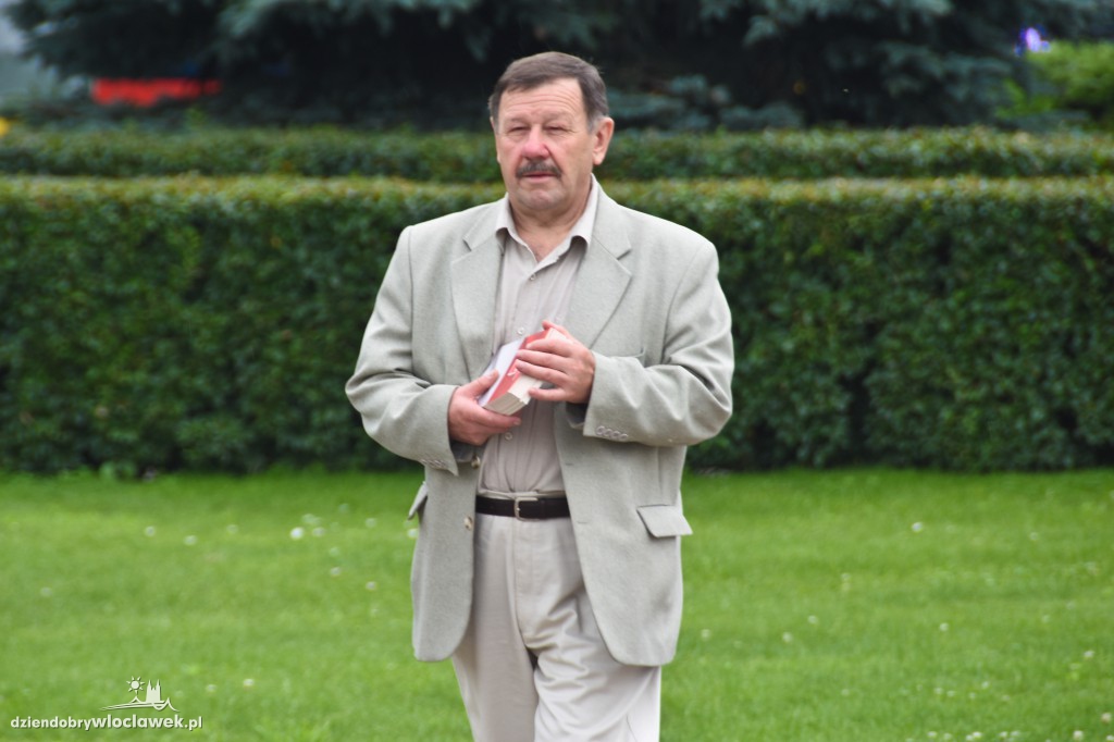 Członkowie SLD rozdawali Konstytucję RP