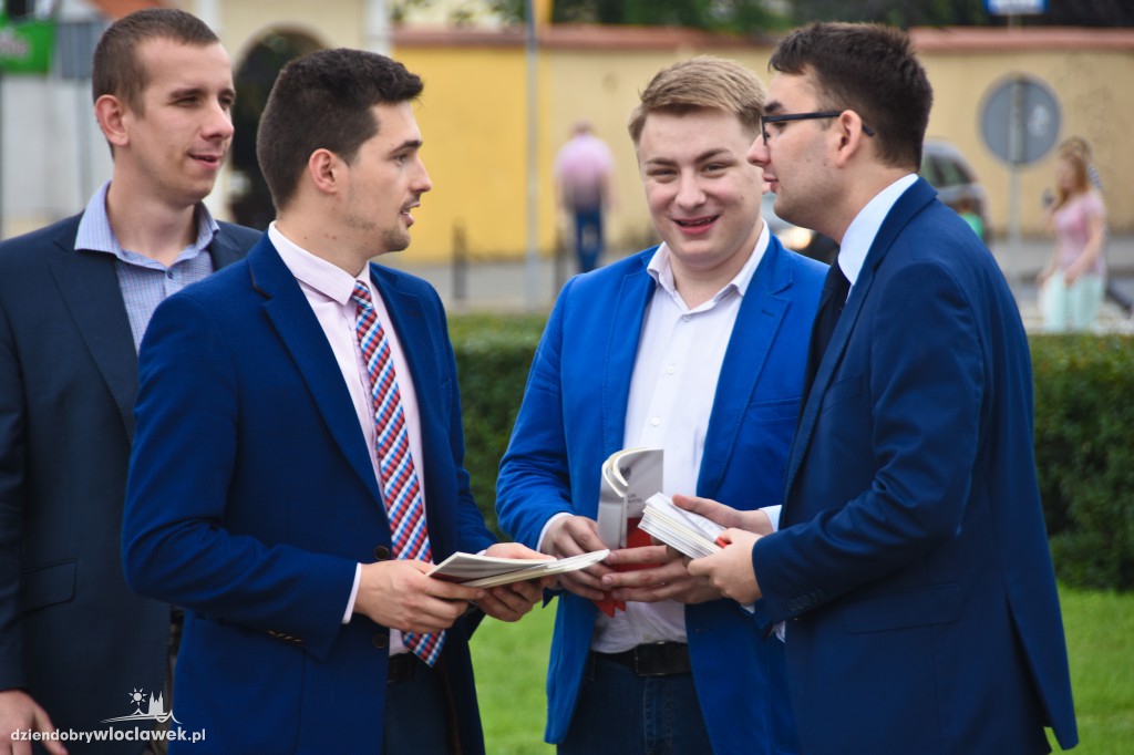 Członkowie SLD rozdawali Konstytucję RP