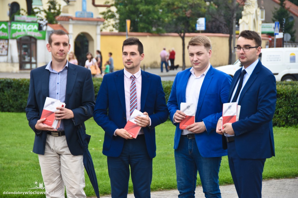 Członkowie SLD rozdawali Konstytucję RP