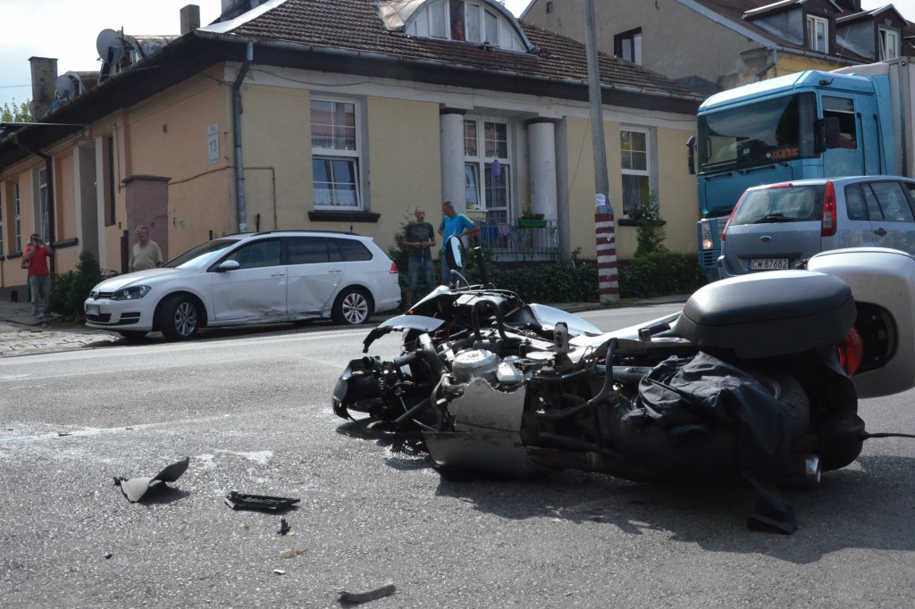 Osobówka uderzyła w motocyklistę