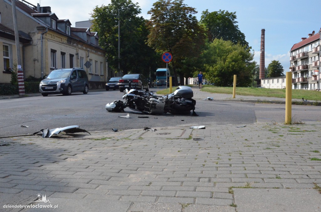 Osobówka uderzyła w motocyklistę