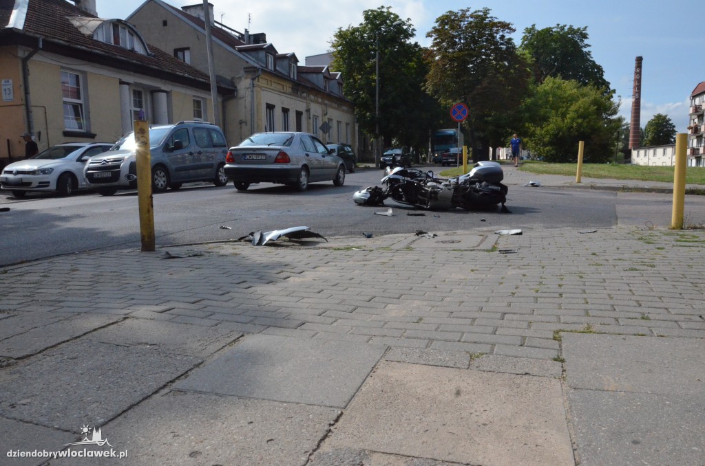 Osobówka uderzyła w motocyklistę