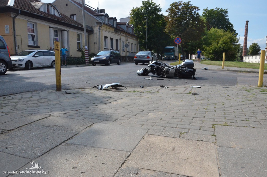 Osobówka uderzyła w motocyklistę