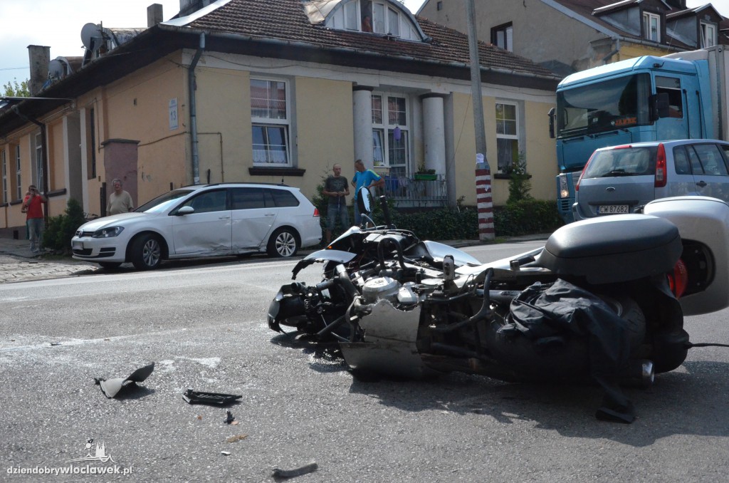 Osobówka uderzyła w motocyklistę