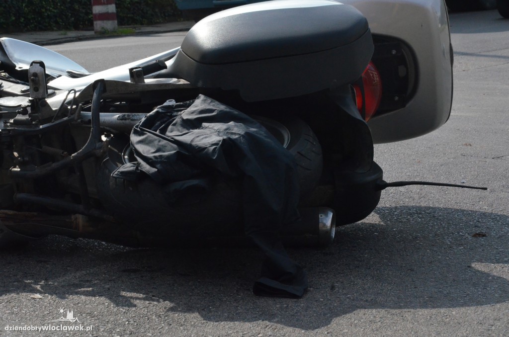 Osobówka uderzyła w motocyklistę