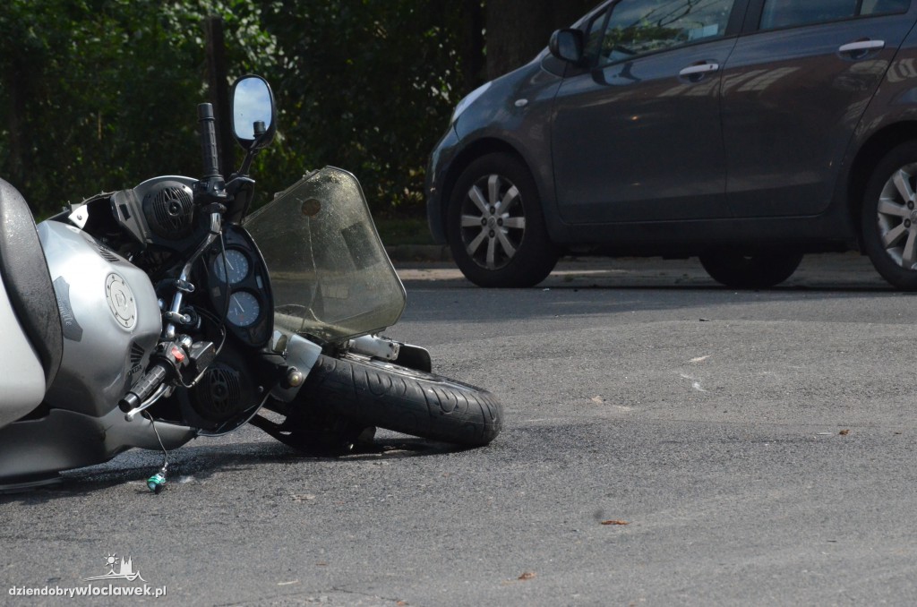 Osobówka uderzyła w motocyklistę