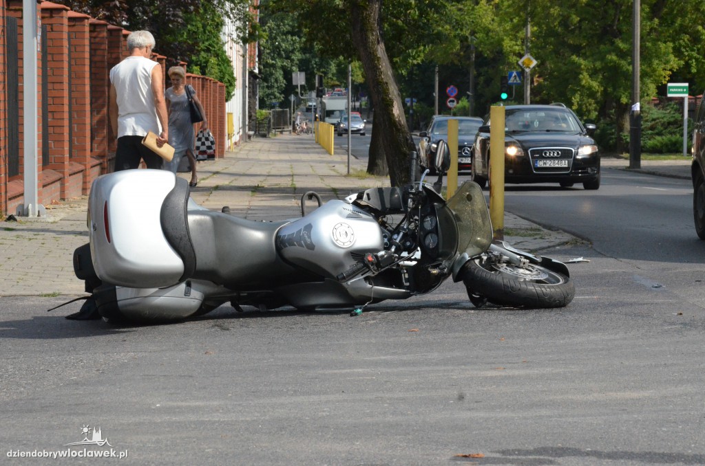 Osobówka uderzyła w motocyklistę