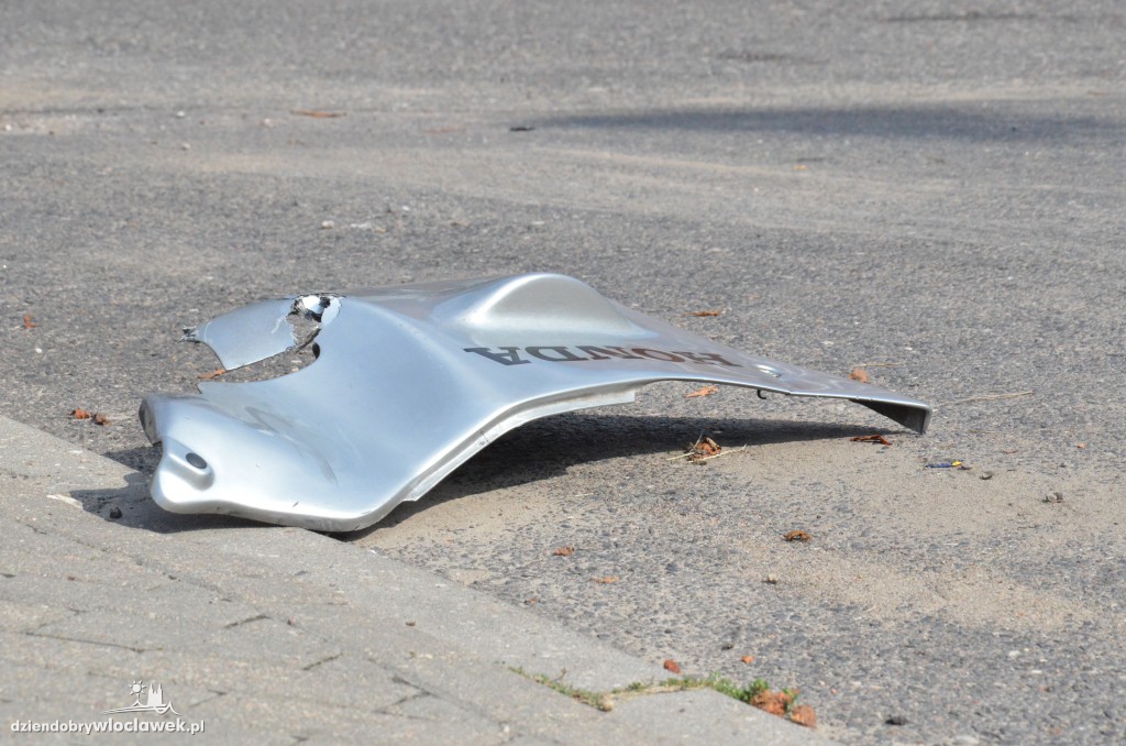 Osobówka uderzyła w motocyklistę