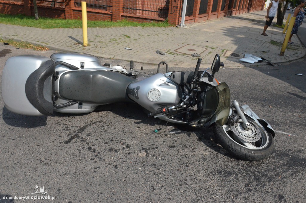 Osobówka uderzyła w motocyklistę