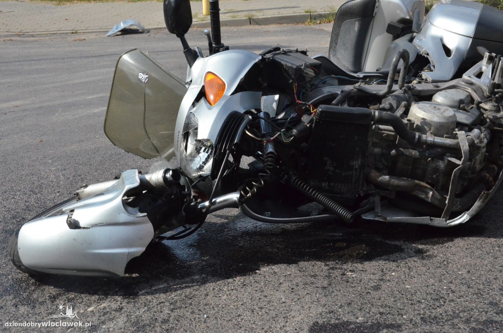 Osobówka uderzyła w motocyklistę