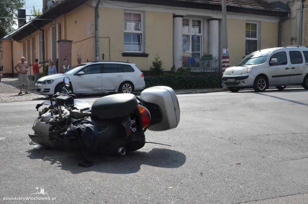 Osobówka uderzyła w motocyklistę
