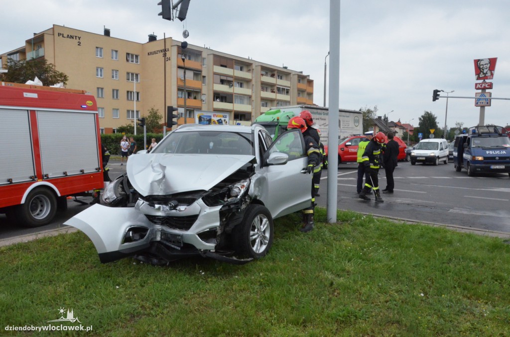 Ford i hyundai - zderzenie przy Tesco
