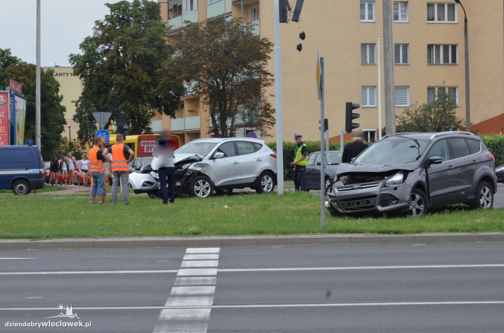 Ford i hyundai - zderzenie przy Tesco