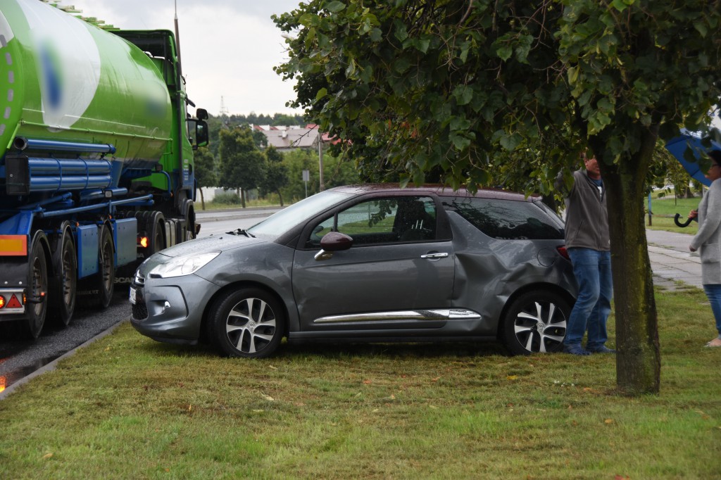 Kolizja citroena i auta ciężarowego