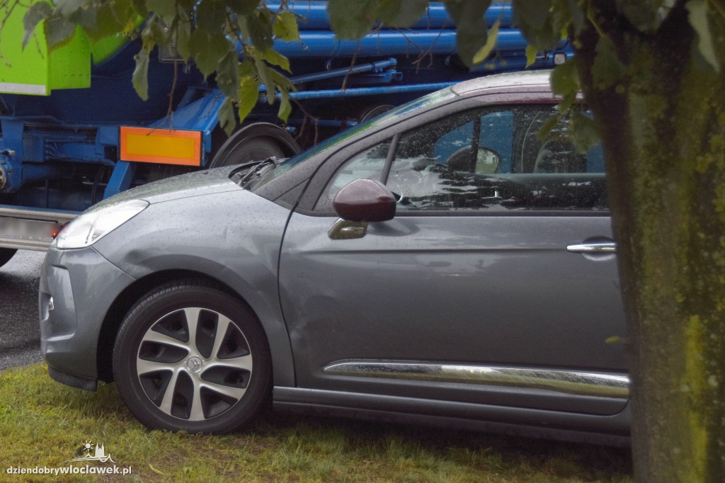 Kolizja citroena i auta ciężarowego