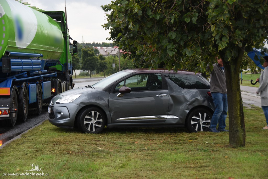 Kolizja citroena i auta ciężarowego
