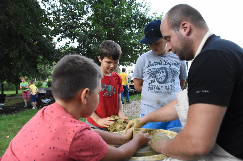Leśne wakacje bez granic: garncarstwo
