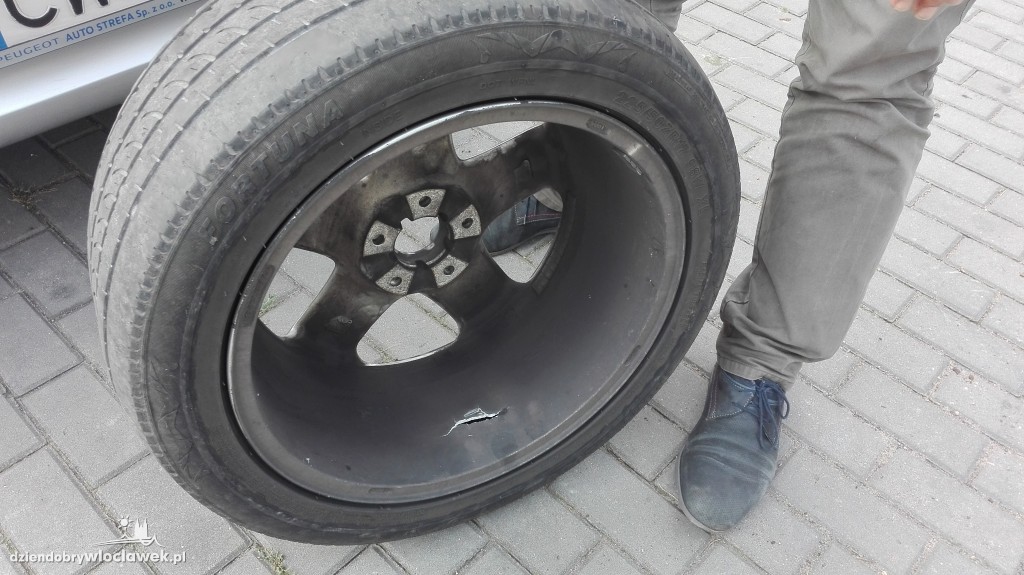 Zniszczył 2 koła przez kostkę brukową