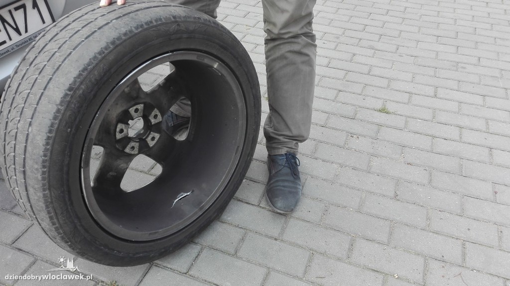 Zniszczył 2 koła przez kostkę brukową