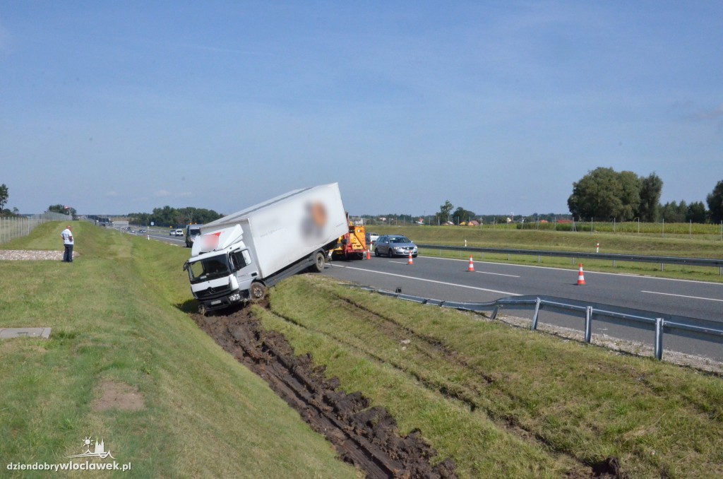 Wjechał do rowu na A1 bo zasnął