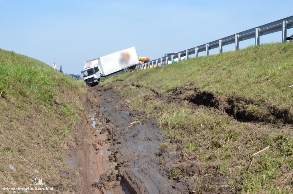 Wjechał do rowu na A1 bo zasnął
