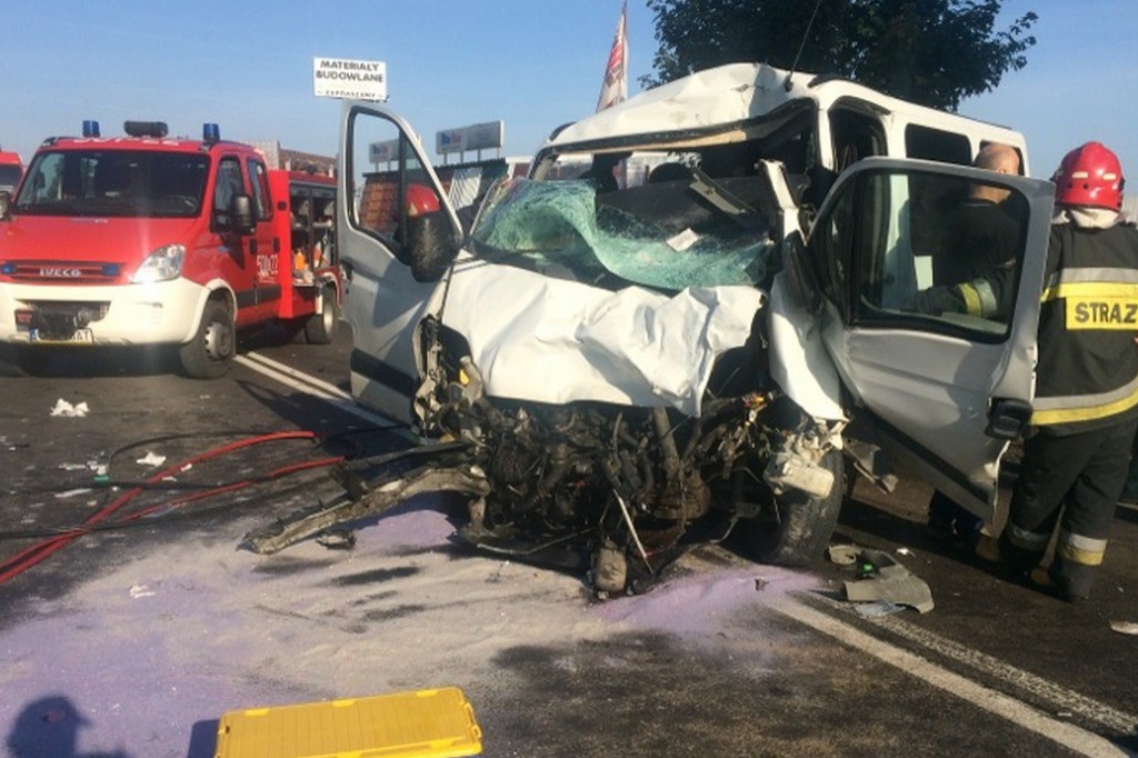 Ciężarówka uderzyła w busa. 7 rannych