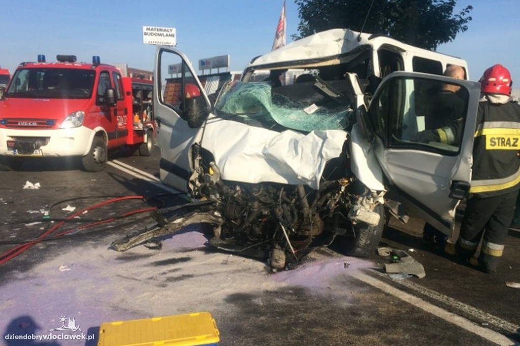 Ciężarówka uderzyła w busa. 7 rannych