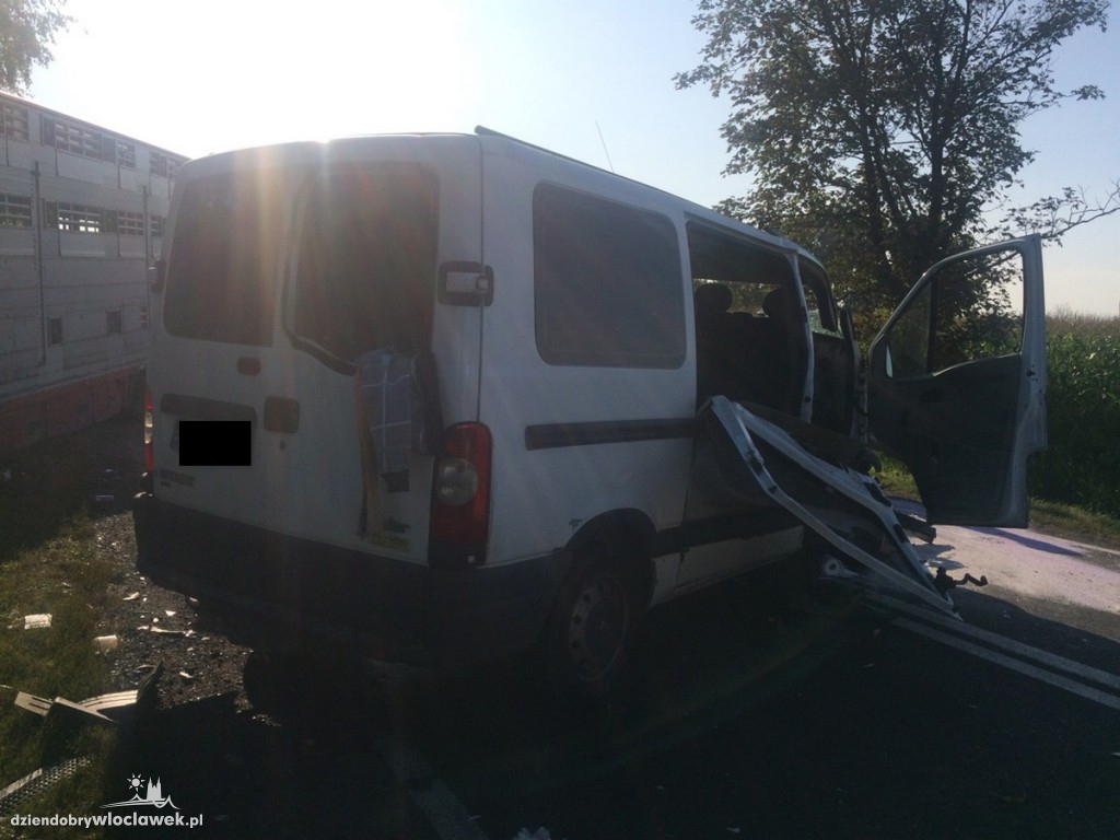 Ciężarówka uderzyła w busa. 7 rannych