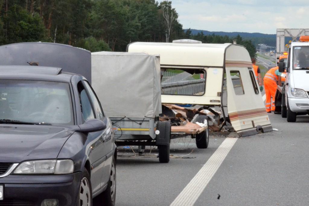 Na autostradzie zniszczona przyczepa!