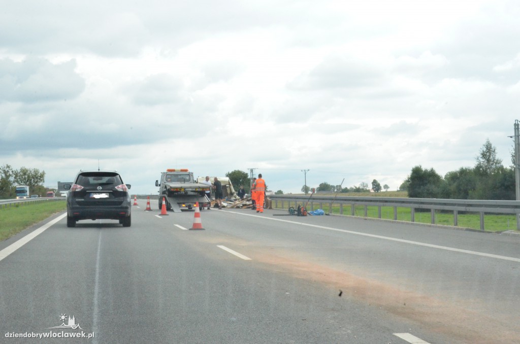Na autostradzie zniszczona przyczepa!
