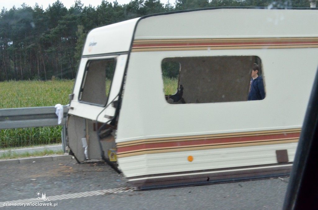 Na autostradzie zniszczona przyczepa!