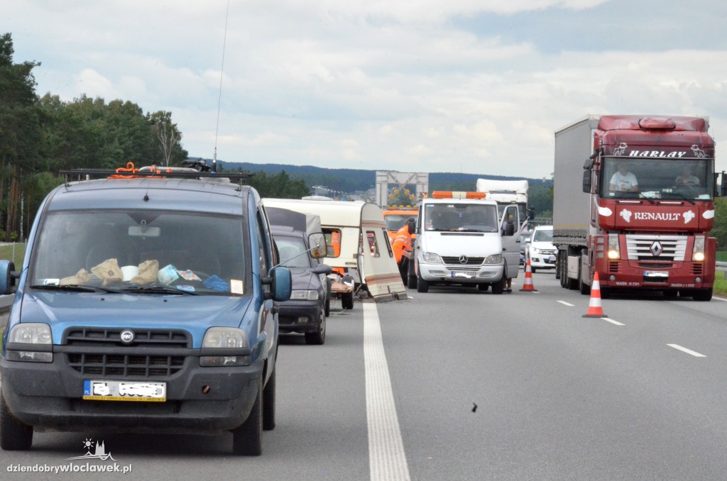 Na autostradzie zniszczona przyczepa!