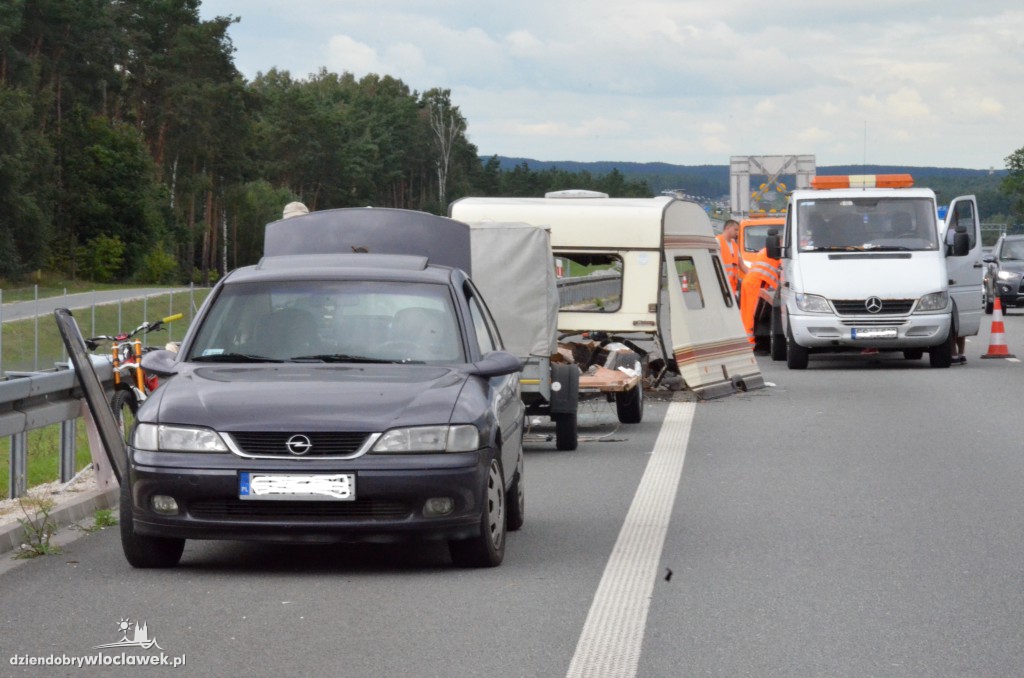 Na autostradzie zniszczona przyczepa!