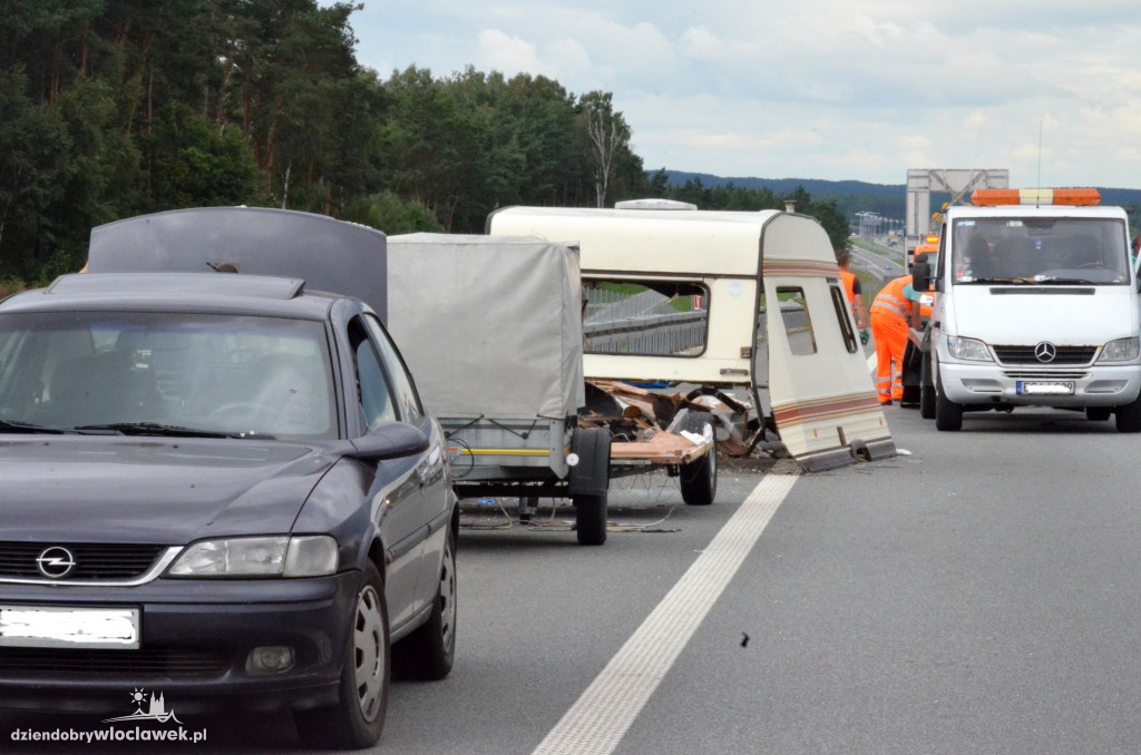Na autostradzie zniszczona przyczepa!